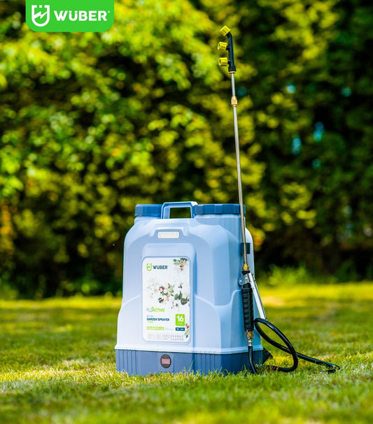 Opryskiwacz akumulatorowy 16 l, aranżacja w ogrodzie - W24025