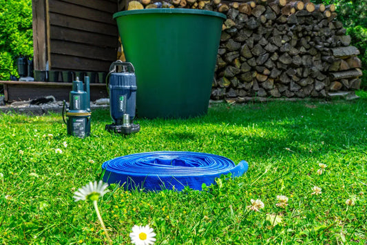 Wąż gumowy - widok w ogrodzie