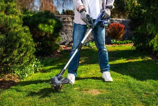 Podkaszarka akumulatorowa - sesja zdjęciowa w ogrodzie