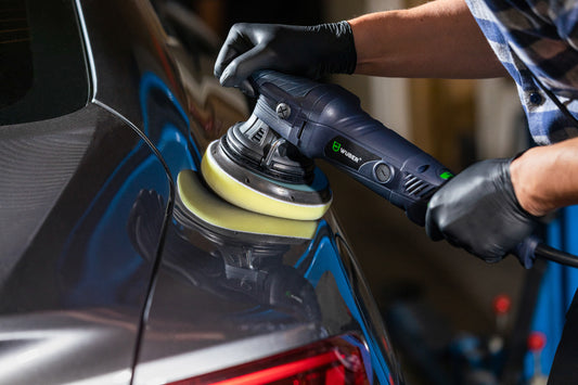 Polerowanie lakieru samochodowego polerką oscylacyjną mimośrodową WUBER