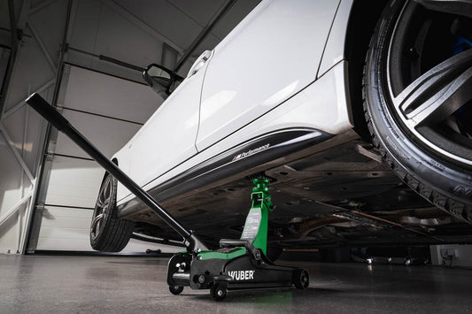 Podnośnik W22001 podnoszący samochód w warsztacie lub garażu