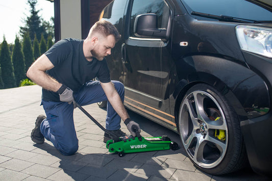 Podnośnik żaba w praktycznym zastosowaniu - podnoszenie samochodu osobowego 