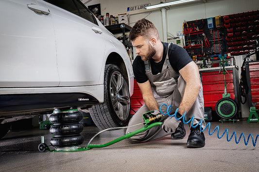 Podnoszenie pojazdów w warsztacie podnośnikiem W22005