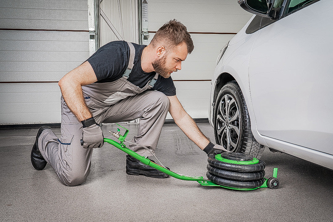 Podnoszenie pojazdów w garażu lub warsztacie podnośnikiem bałwankiem W22006 WUBER