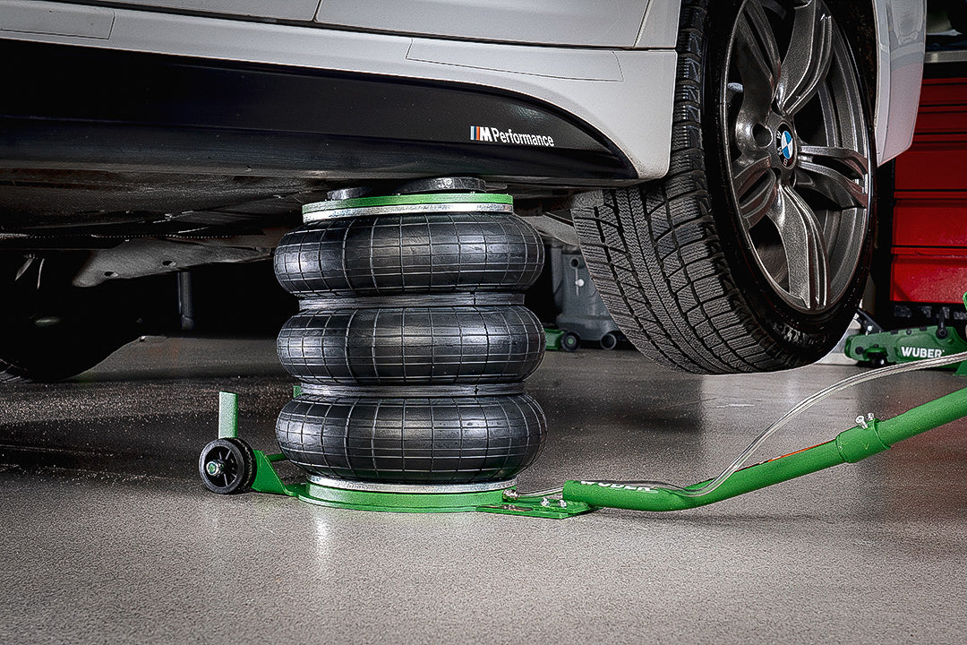 Samochód osobowy podnoszący przez podnośnik bałwanek W22006