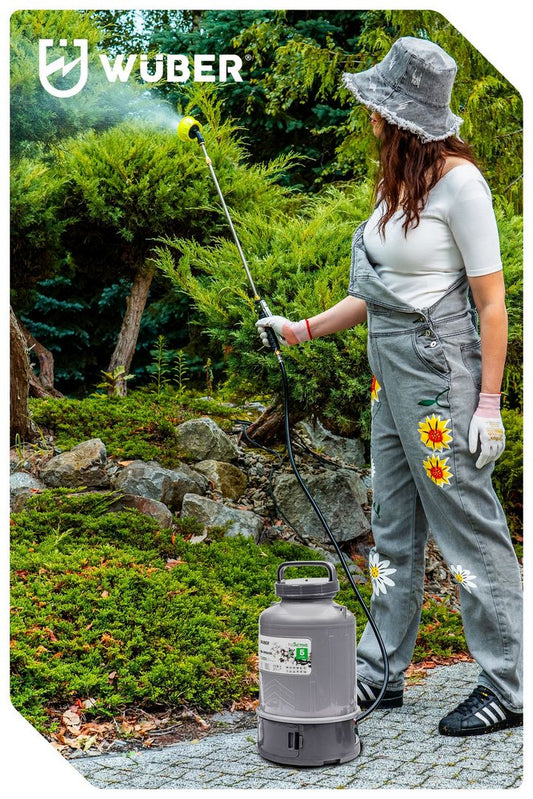 Pryskanie roślin w ogrodzie opryskiwaczem akumulatorowym 5 l