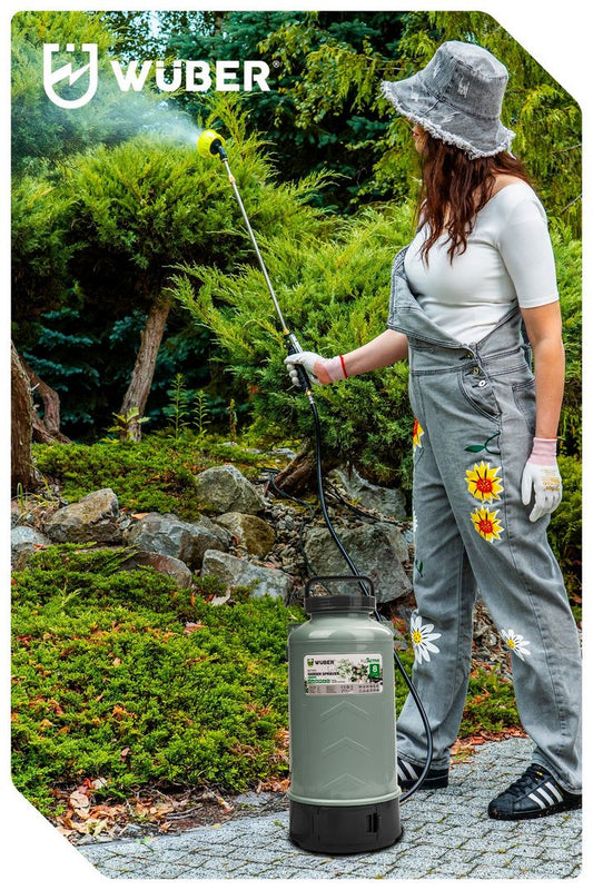 Pryskanie roślin w ogrodzie opryskiwaczem W24005 WUBER