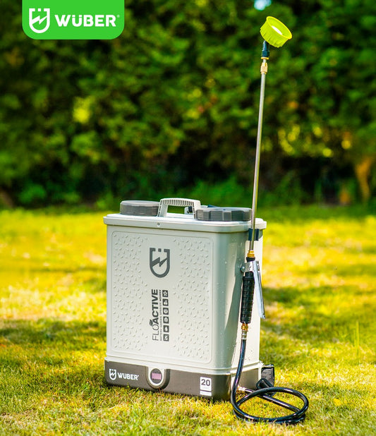 Opryskiwacz akumulatorowy 20 litrów w ogrodzie