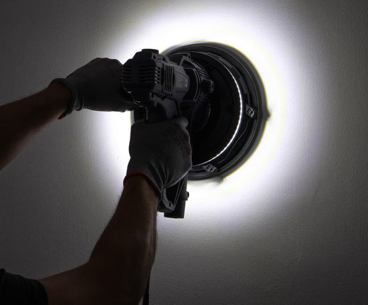 Szlifowanie ścian szlifierką z taśmą LED