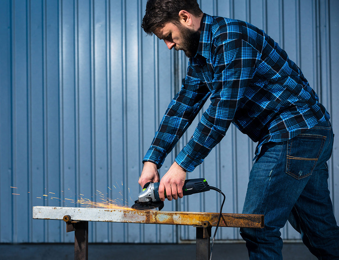 Szlifowanie metalu za pomocą szlifierki kątowej WUBER W27470