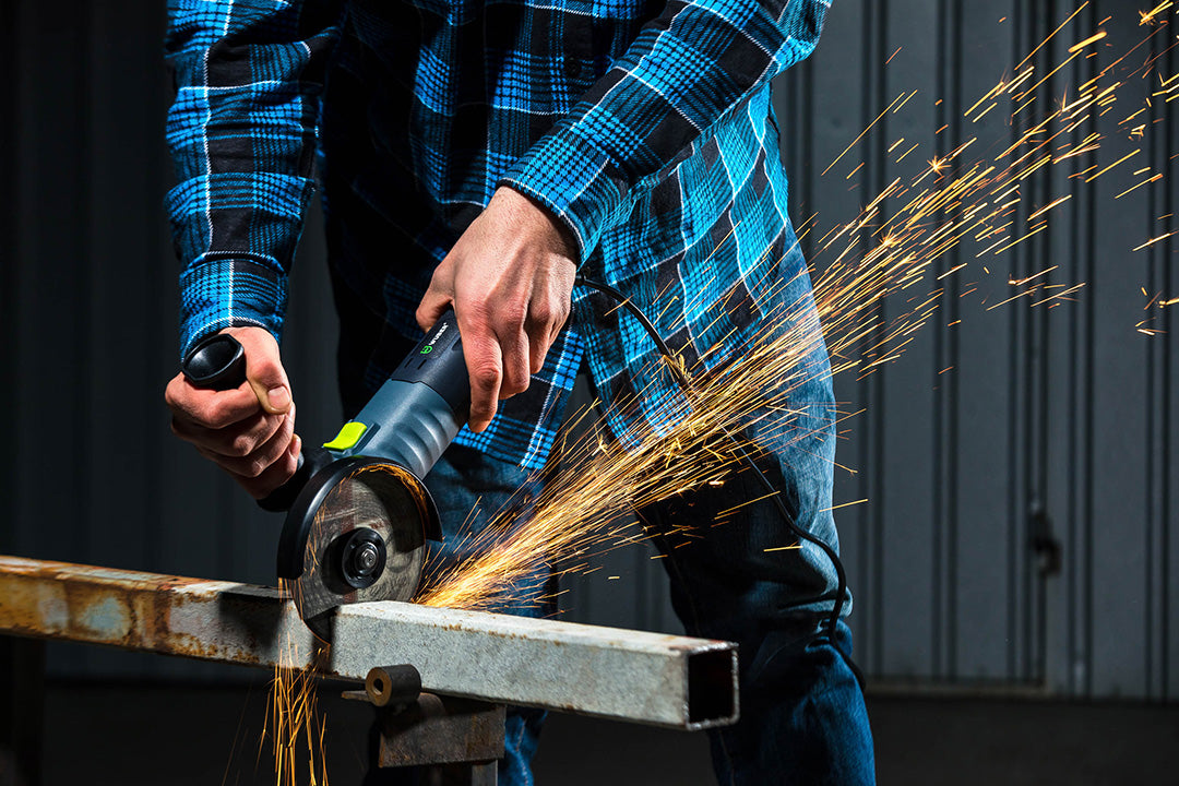 Przecinanie stalowych elementów szlifierką kątową W27470