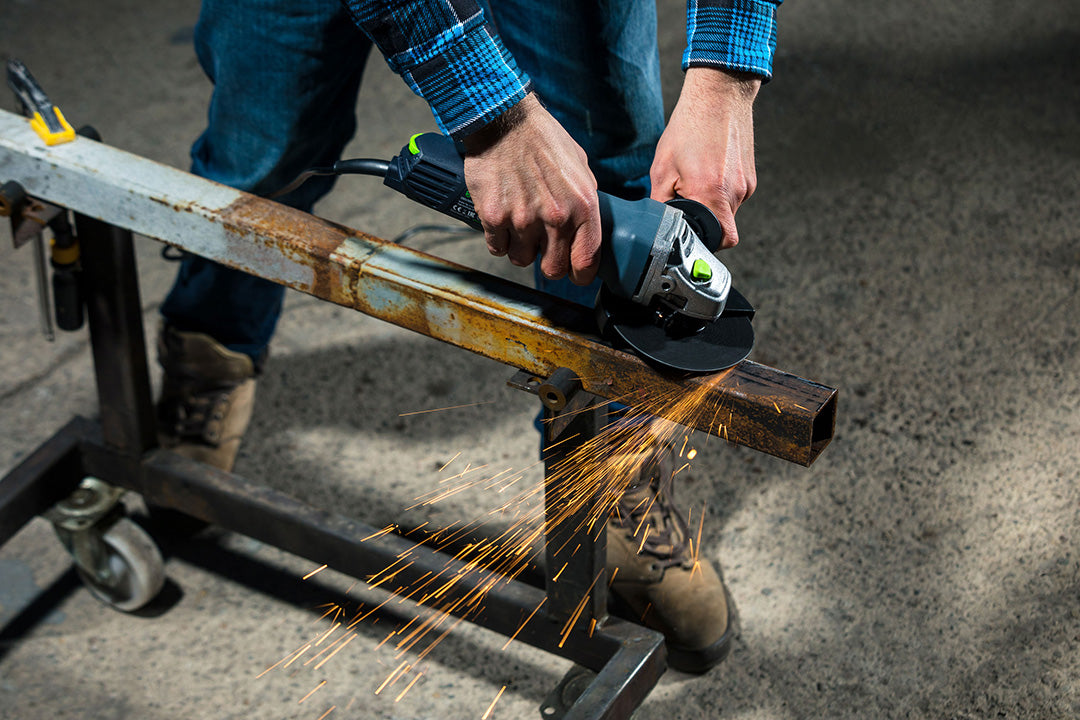 Czyszczenie ze rdzy metalowych elementów szlifierką kątową W27470