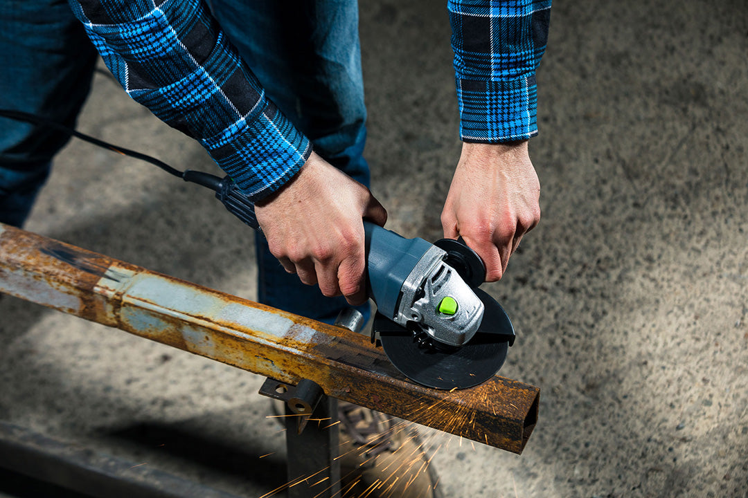 Usuwanie rdzy z metalowych elementów szlifierką kątową WUBER W27470