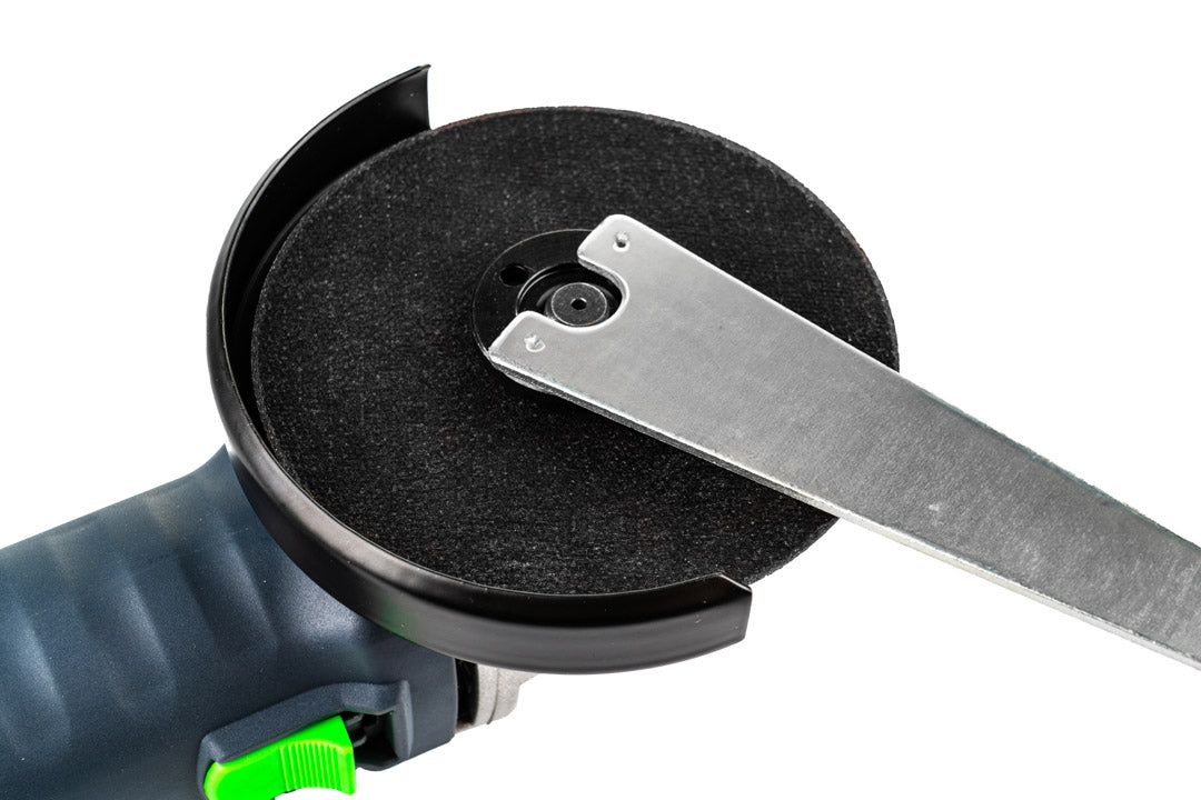 Wymiana tarcz za pomocą klucza dołączonego do zestawu ze szlifierką kątową W27470