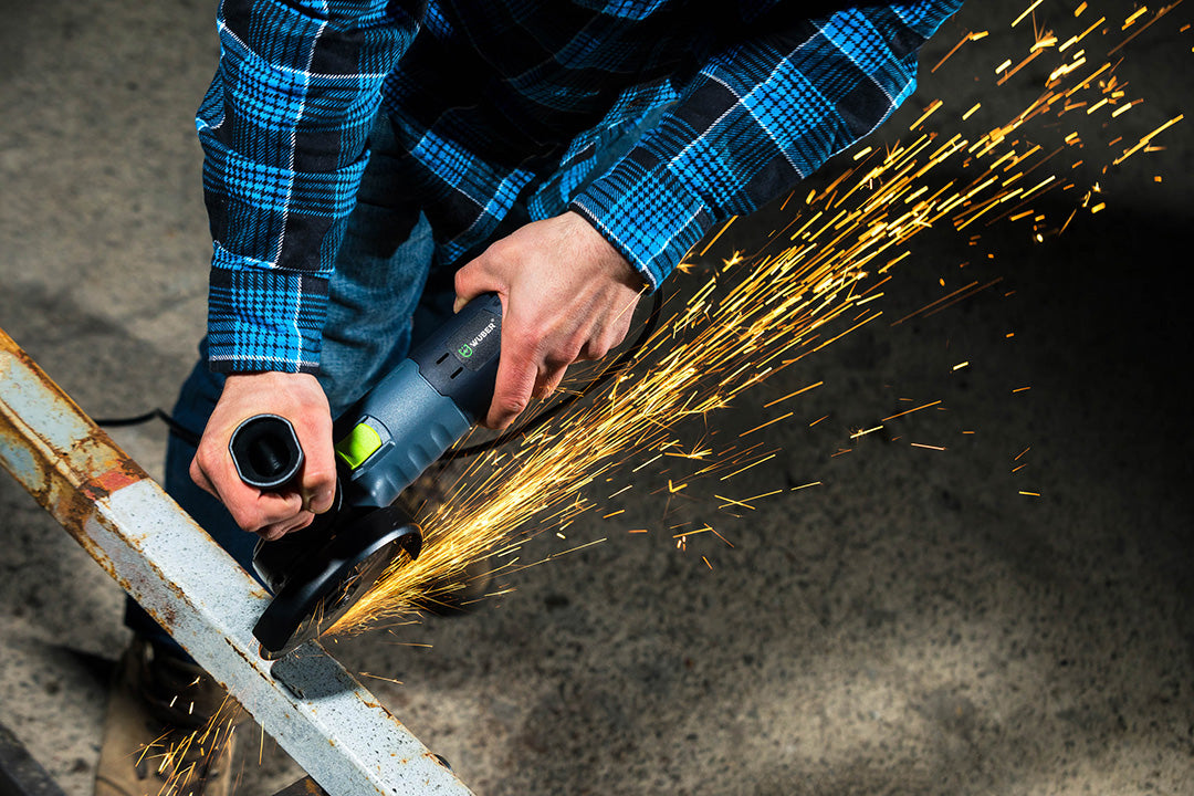 Przecinanie elementów metalowych szlifierką kątową WUBER W27470