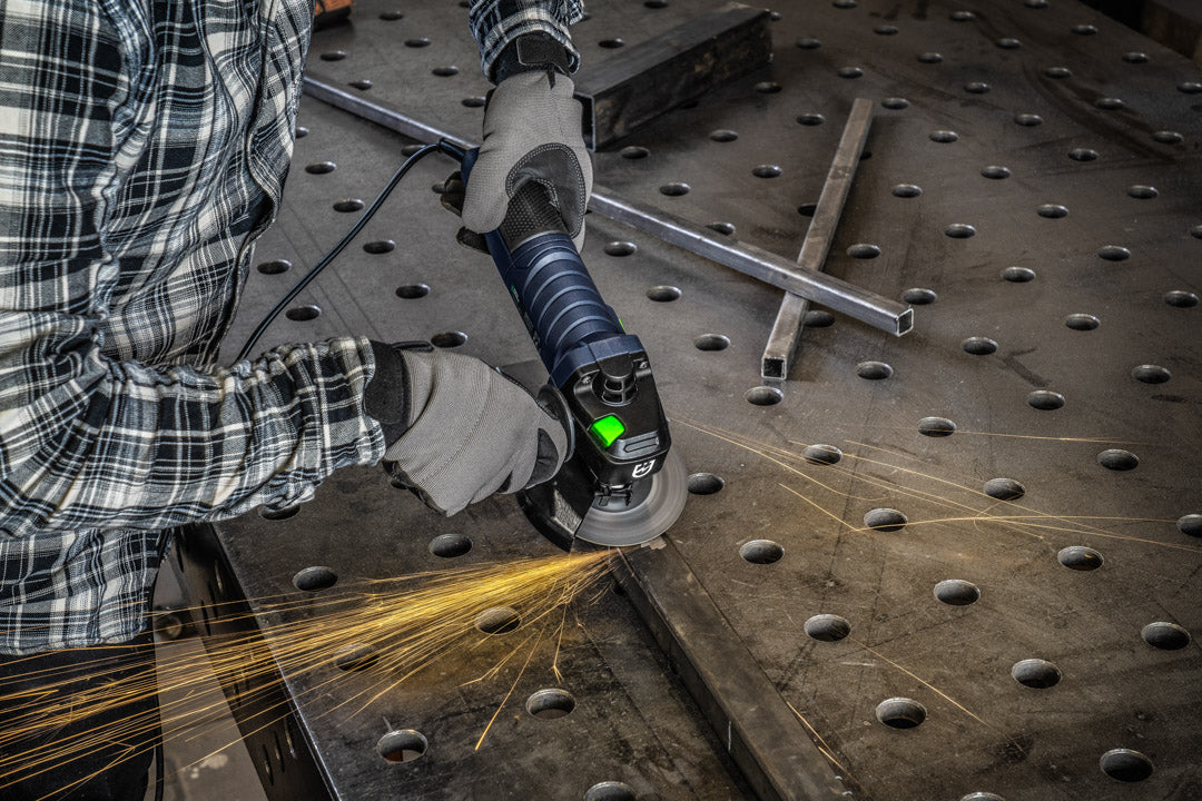 Czyszczenie z farby metalowych elementów szlifierką kątową W27471