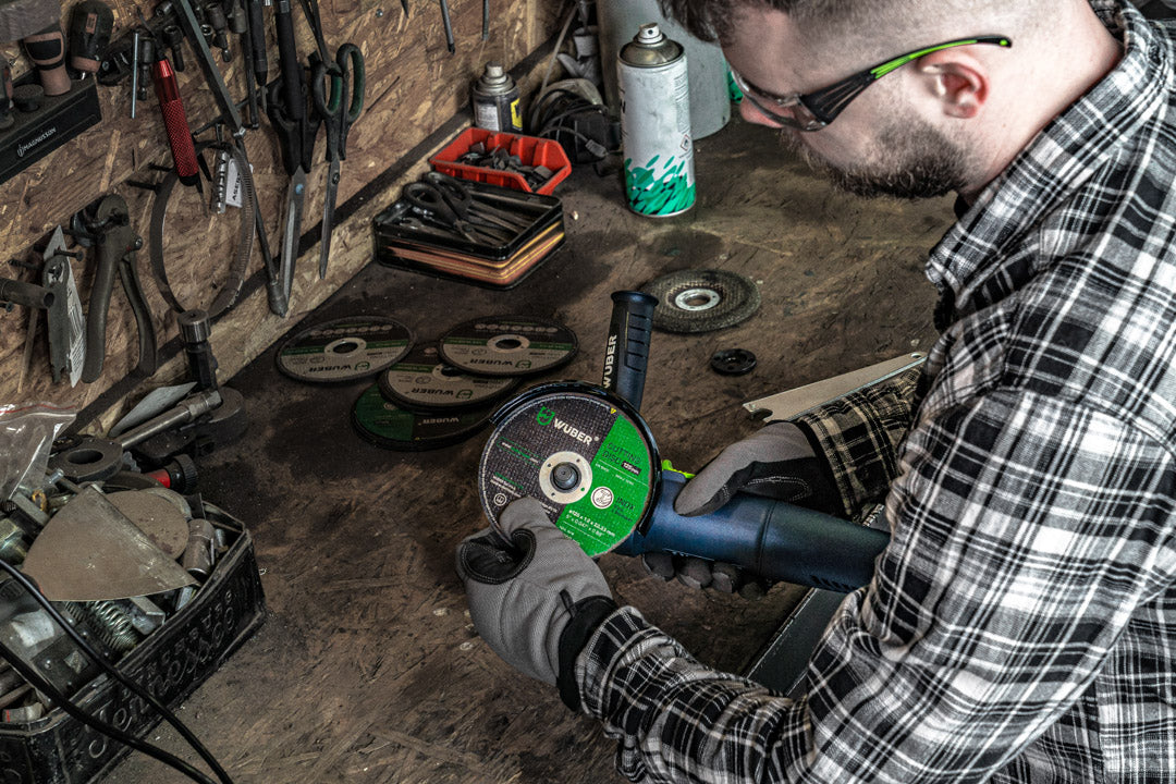 Montaż tarczy szlifierskiej w szlifierce kątowej W27471 WUBER