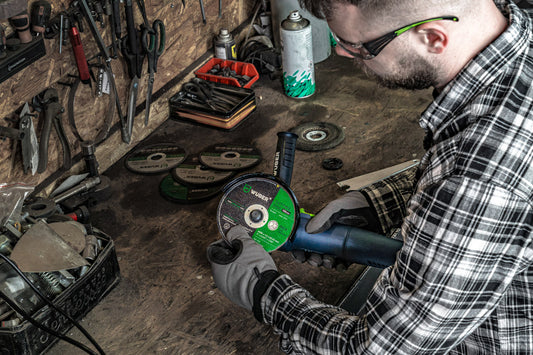 Montaż tarczy szlifierskiej w szlifierce kątowej W27471 WUBER