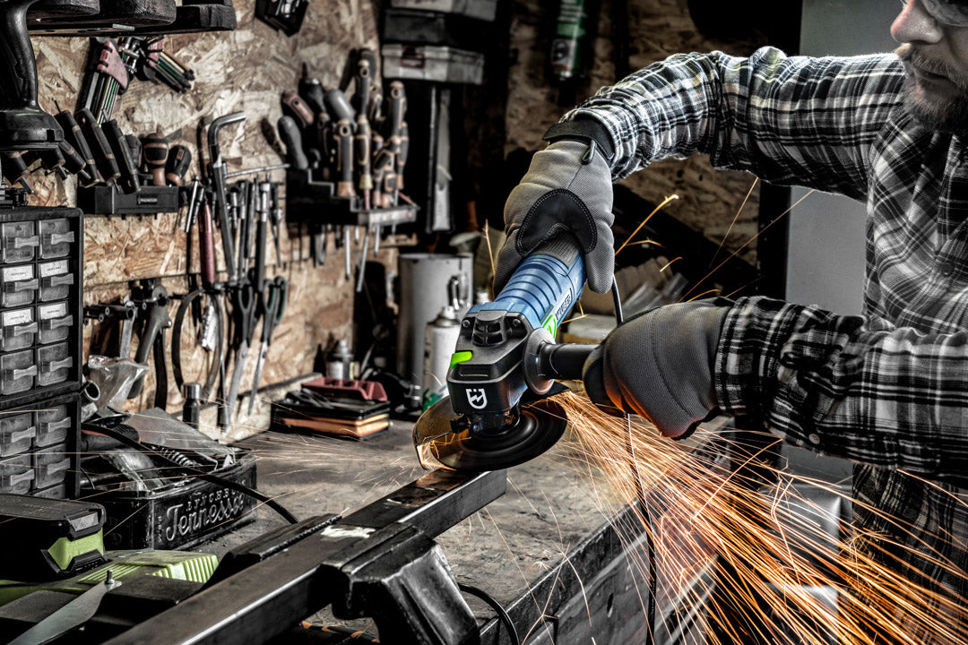 Czyszczenie elementów stalowych z farby szlifierką kątową W27471 WUBER