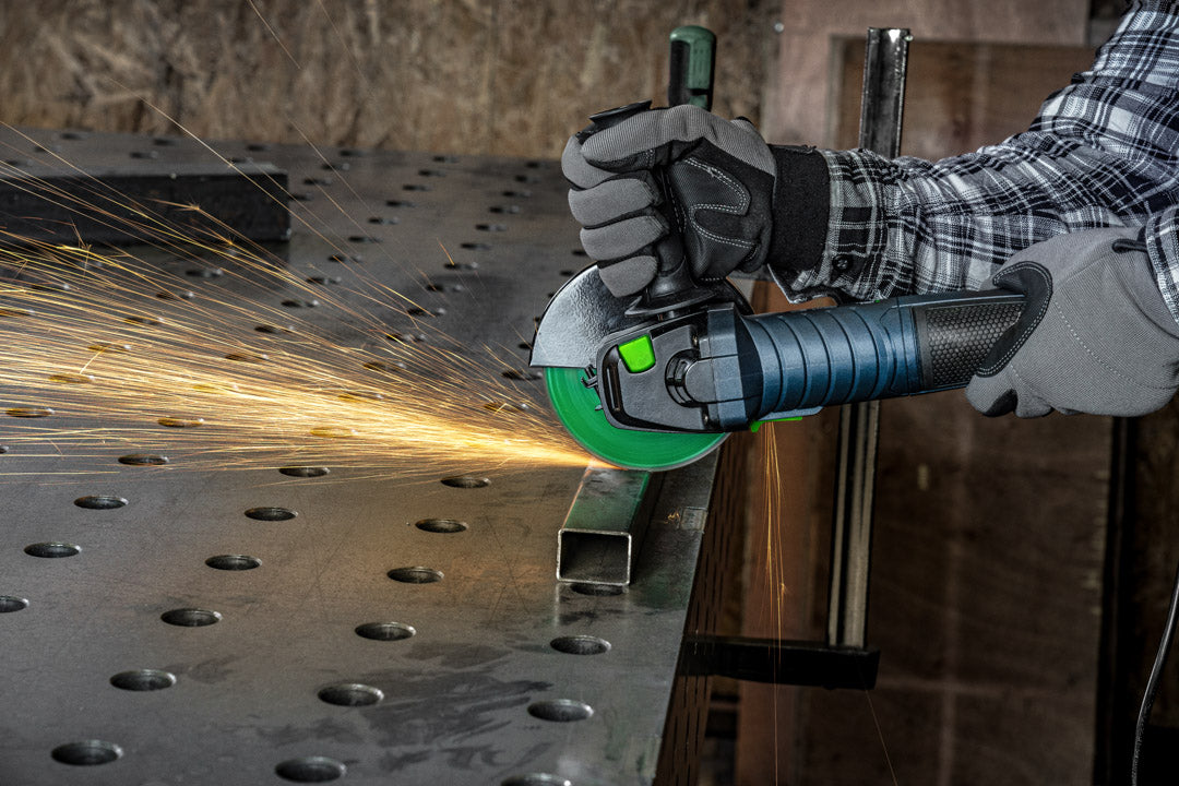 Przecinanie stalowych elementów szlifierką kątową W27471 WUBER