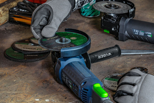 Zakładanie tarczy szlifierskiej w szlifierce WUBER W27472