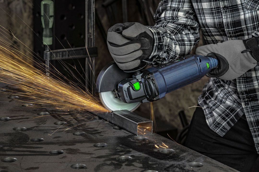 Przecinanie stalowych elementów szlifierką W27474 WUBER