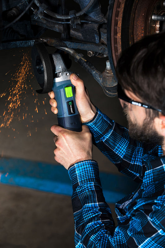 Prace warsztatowe z szlifierką kątową W27477