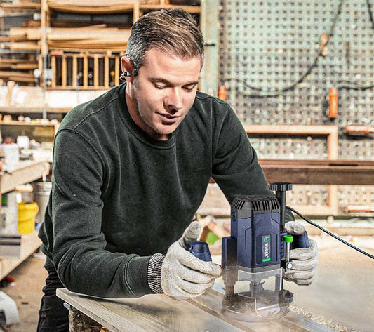 Praca frezarką górnowrzecionową w warsztacie stolarskim - W28400