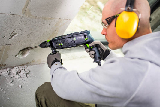Kłucie ścian za pomocą młotowiertarki WUBER W28920