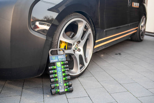 Nasadki udarowe w opakowaniu oparte o koło samochodu - WUBER W33013