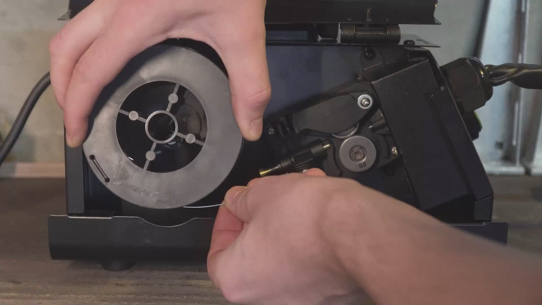 Spawarka wyposażona jest w wbudowany, bezawaryjny podajnik drutu